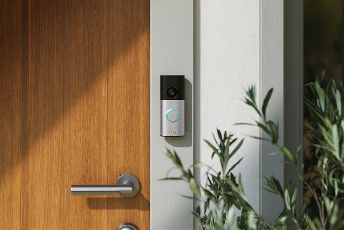 Ring Kabelgebundene Videotürklingel Plus + Chime Plus produkt in gebrauch