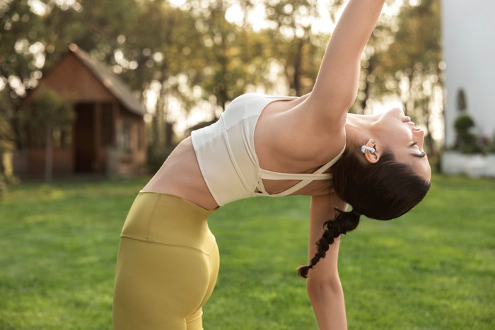 Shokz OpenDots 2 Weiß produkt in gebrauch