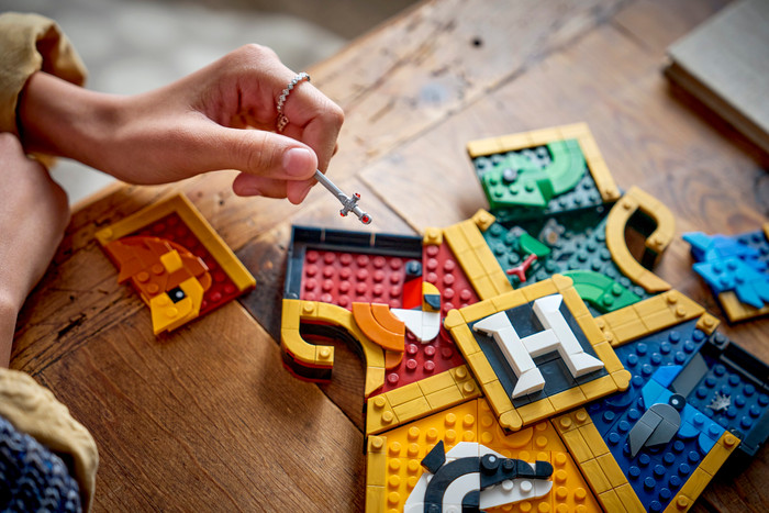 LEGO Harry Potter Hogwarts Hauswappen 76462 produkt in gebrauch