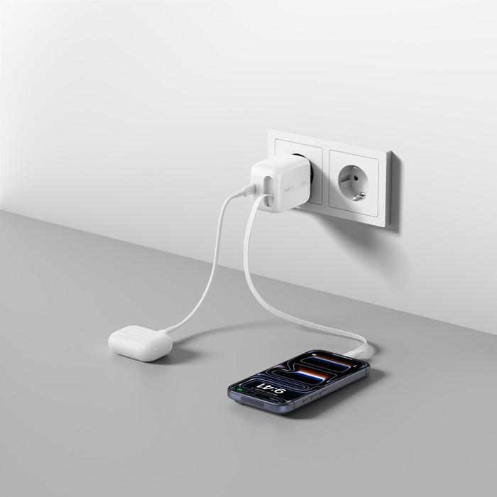 Belkin BoostCharge Pro Ladegerät 45 W USB-C Weiß + USB-C Einziehbares Kabel 0,8 m Kunststoff Weiß produkt in gebrauch