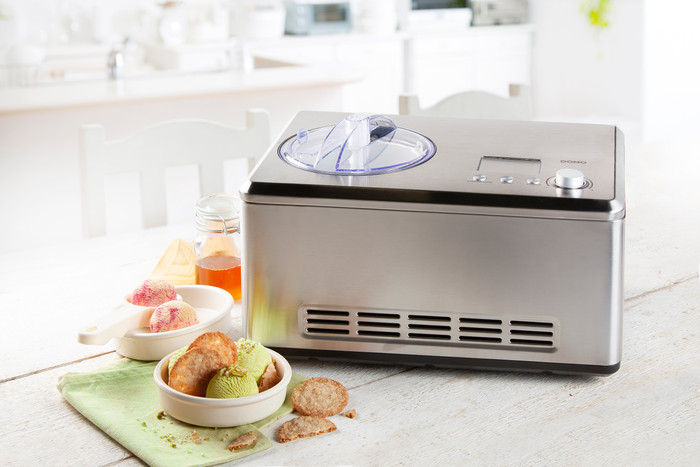 DOMO DO9201I Ice Cream Maker product in use