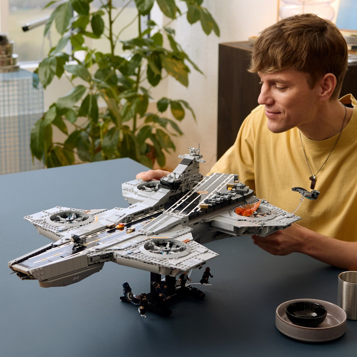 LEGO Marvel S.H.I.E.L.D. Helicarrier 76354 product in use