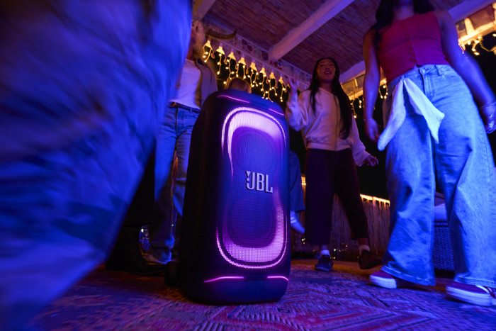 JBL Partybox 330 Weiß produkt in gebrauch