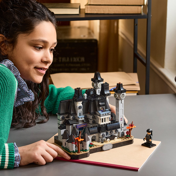 LEGO Wednesday Nevermore Academy 76788 detail