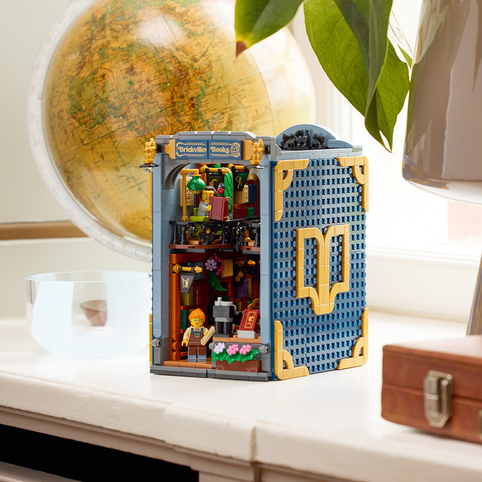 LEGO Icons Bookend: Bookstore 11379 product in use