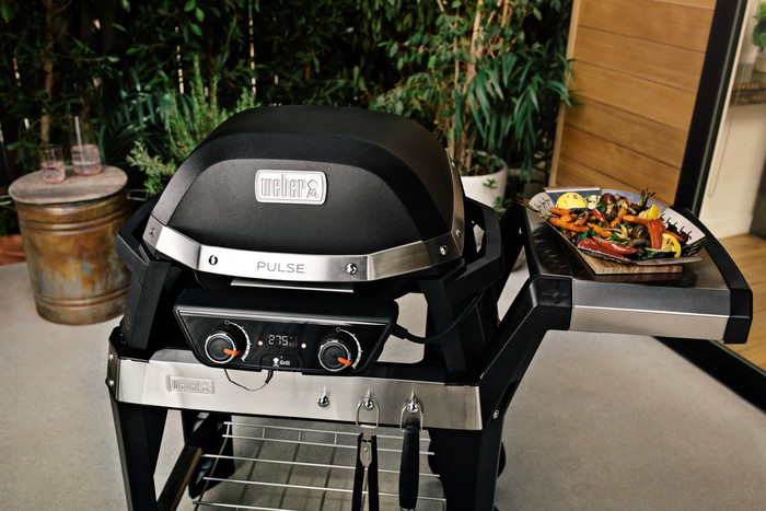Weber Pulse 2000 with Underframe product in use