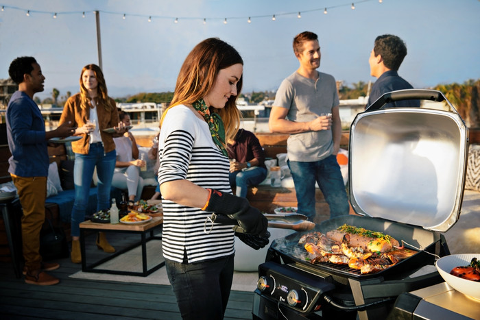Weber Pulse 2000 with Underframe product in use