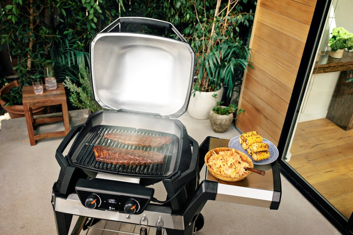 Weber Pulse 2000 with Underframe product in use