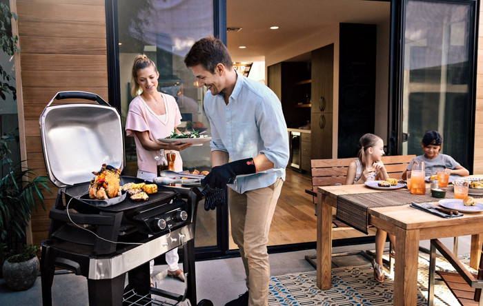 Weber Pulse 2000 with Underframe product in use