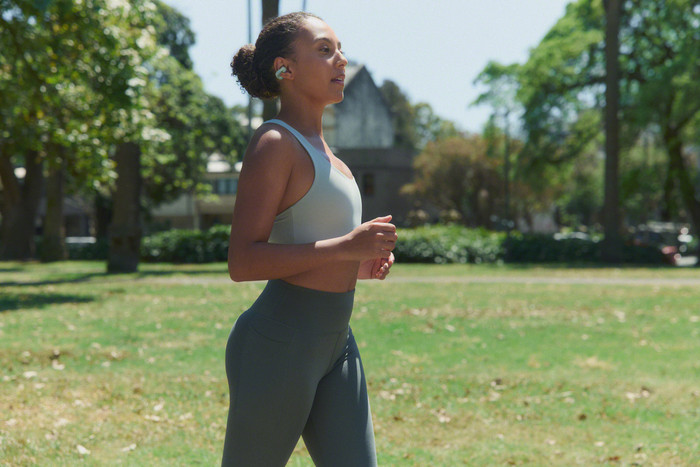 Sony Linkbuds Clip Grün produkt in gebrauch