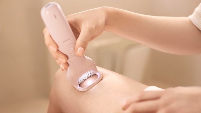 Philips Series 9000 BRE718/00 product in use