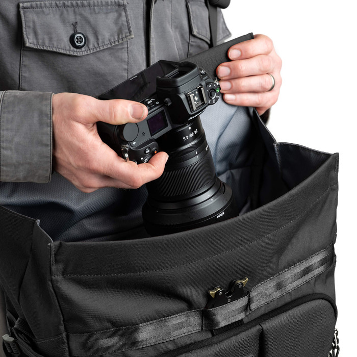 Think Tank FocusPoint Crossbody 8L Schwarz produkt in gebrauch