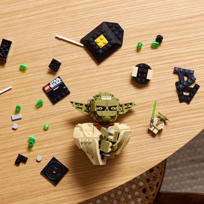 LEGO Star Wars Yoda Bust 75438 detail