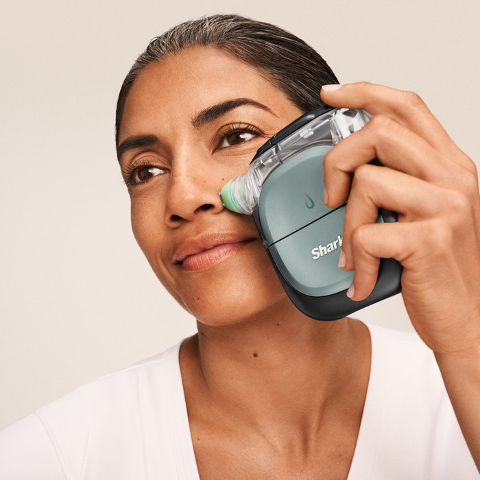 Shark FacialPro Glow + DePuffi FH320EUBK Schwarz produkt in gebrauch