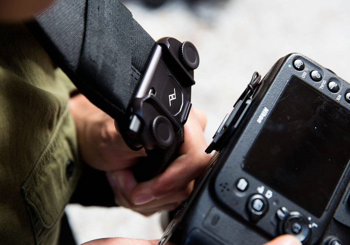Peak Design Capture Camera Clip Schwarz produkt in gebrauch