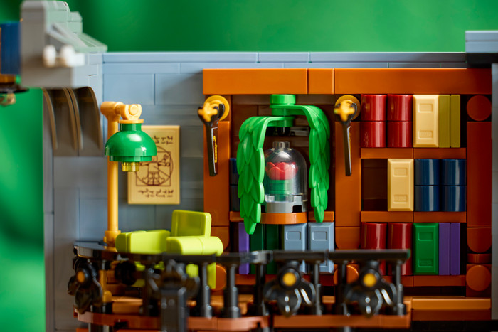 LEGO Icons Bookend: Bookstore 11379 product in use