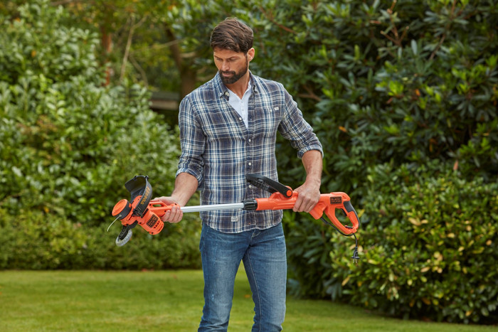 BLACK+DECKER BESTA530CM-QS product in use