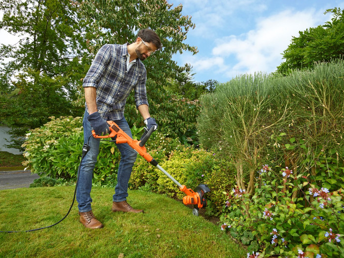 BLACK+DECKER BESTA530CM-QS product in use