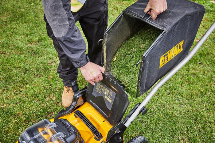 DeWalt DCMW564P2-QW product in use