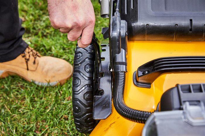 DeWalt DCMW564P2-QW product in use