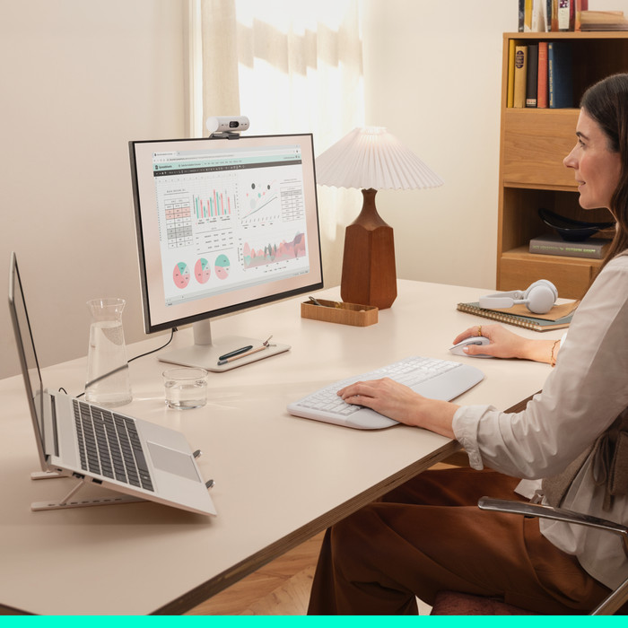 Logitech MK880 Signature Comfort Plus Kabellose Tastatur und Maus Combo Offwhite QWERTZ produkt in gebrauch