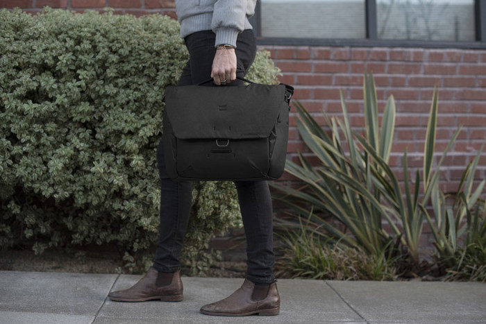 Peak Design Everyday Messenger 13L v3 Black produkt in gebrauch