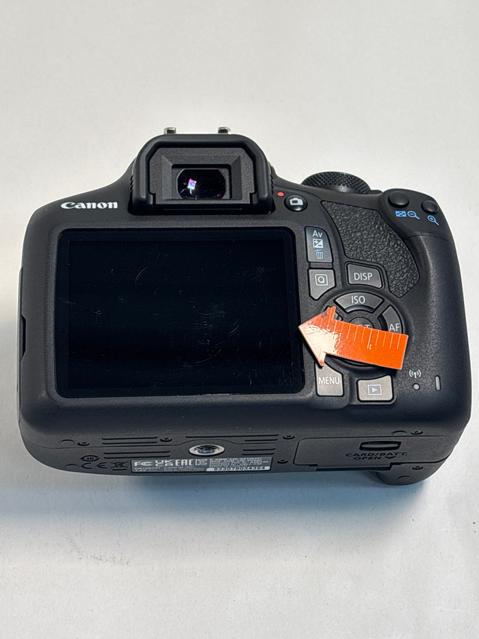 Canon EOS 2000D + 18-55mm f/3.5-5.6 DC III + Tasche + 16 GB Speicherkarte 