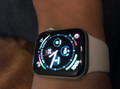 Apple Watch Series 5 44mm Space Grau Aluminium Schwarzes Sportarmband (Bild 2 von 35)