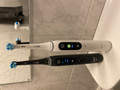 Oral-B iO - 8n - Elektrische Zahnbürsten Weiß und Schwarz, Duopack (Bild 1 von 1)