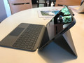 Logitech Folio Touch Apple iPad Air (2022/2020) Tastaturhülle Grau (Bild 2 von 3)