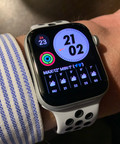 Apple Watch SE 44mm Space Grau Aluminium Schwarzes Sportarmband (Bild 1 von 78)