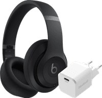 Beats Studio Pro Schwarz + BlueBuilt Power-Delivery-Ladegerät mit USB-C-Port 20 W Weiß