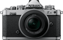 Nikon Z fc + Nikkor Z 16-50mm f/3.5-6.3 VR Kamera mit neigbarem Display