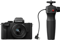 Panasonic Lumix G100D + 12-32mm f/3.5-5.6 + Griff Kamera mit Micro Four Thirds Sensor