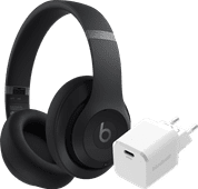 Beats Studio Pro Schwarz + BlueBuilt Power-Delivery-Ladegerät mit USB-C-Port 20 W Weiß 3D-Audio-Kopfhörer