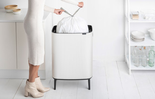 Brabantia Bo Touch Bin Hi Mülleimer 60 Liter mit Kunststoff Inneneimer - White