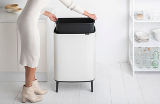 Brabantia Bo Touch Bin Hi Mülleimer 60 Liter mit Kunststoff Inneneimer - White