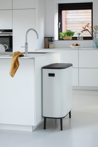 Brabantia Bo Touch Bin Hi Mülleimer 60 Liter mit Kunststoff Inneneimer - White