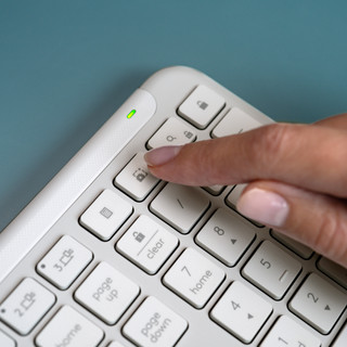 Logitech Signature Slim K950 Kabellose Tastatur QWERTZ Weiß