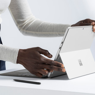 Microsoft Surface Pro Type Cover 13 Zoll mit Stifthalterung Schwarz QWERTZ