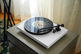 Pro-Ject Colourful Audio System E Weiß