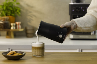 Krups Nespresso Pixie XN3063 + Pierre Milk Frother