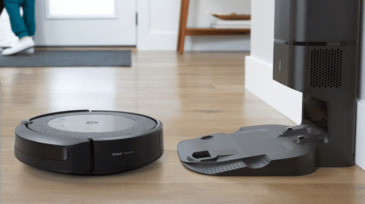 Robot vacuum with emptying station