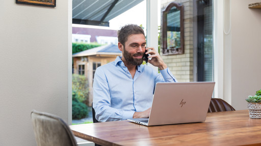 Geschäftskunde telefoniert mit CoolblueBusiness