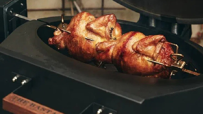 Wie bereite ich Gerichte auf einem Keramikgrill zu?