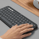 Logitech Pebble Keyboard 2 - K380s Grafit Qwertz produkt in gebrauch