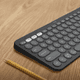 Logitech Pebble Keyboard 2 - K380s Grafit Qwertz produkt in gebrauch